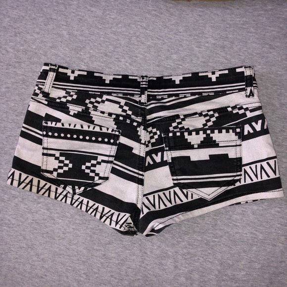 TOPSHOP Aztec Shorts, Hotpants - Picture 3 of 6
